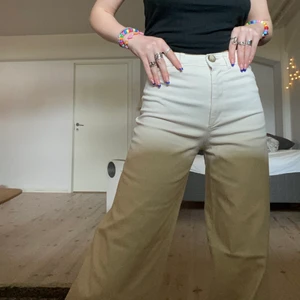 Beiga byxor!! - Beiga byxor från Zara! Dessa är höga i midjan och formar kroppen svinsnyggt. De är perfekta i längden på mig som är 170 cm lång. Har en liten gräsfläck på insidan längst ner men det syns knappt! Se bild. Passar xs-s💕💕