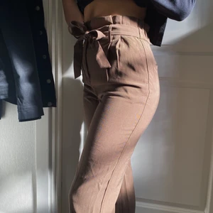 Bruna kostymbyxor  - Superfina oanvända kostymbyxor från H&M!! Strl XS, men passar även S. 110kr + frakt🤎🤎🤎