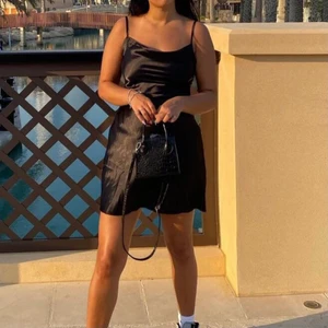 Svart klänning  - Jättefin och skön klänning i satin!🖤