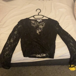 Spets topp - En jätte fin tröja men spets:) Den är helt oandvänd så den är i nyskick. Säljer pågrund av att jag känner att det inte riktigt är min stil. Hör av er om ni är intresserade<3