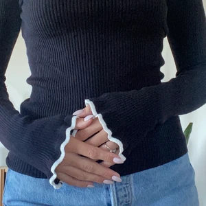 Topp - Långärmad topp i storlek S. Använd ett fåtal gånger, nyskick. Budgivning om flera är intresserade. Köparen står för frakten. 