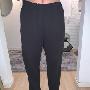 Svarta kostymbyxor ifrån H&M - svarta tunna byxor ifrån H&M storlek 38/M