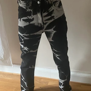 Jeans - Säljer dessa as snygga trendiga jeans från weekday. Lite slitningar vid nedre kanterna på båda ben men inte något som syns när byxorna är på. 