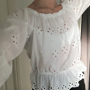 Vit topp - Fin vit topp från H&M i storlek M. Säljer då den inte kommer till användning. 💖