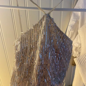 Glitter top  - Fin top från Ginatricot, köpt för 299 och ej använd. Sista bilden är ett exempel på tröjans passform eftersom det kanske inte förekommer så tydligt på de första bilderna🤍Säljer två st, en i XS och en i M