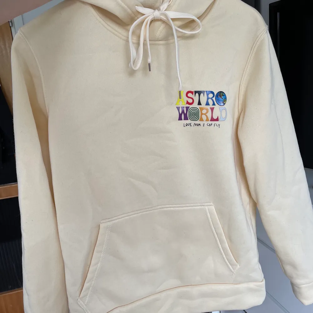 Lägger upp denna hoodien på nytt pga oseriösa köpare! Hoodien är superfin och aldrig använd, i en ganska ljus beige färg som är jättefin på sommaren💛 . Hoodies.