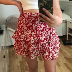 Sommar kjol - Säljer denna fina kjol, som går utmärkt att ha som både långkjol samt kortkjol. Skicket är mycket bra💖 storlek 34, men passar mig som även har S och M! 🥰 frakt tillkommer, spårbart 66kr