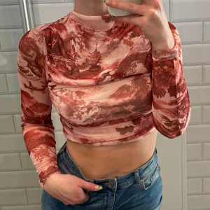 Mesh topp - En meshtopp från prettylittlethings som aldrig är använd. Supercoolt tryck. Passar storlek S/M. Inte genomskinlig 