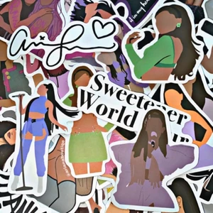 Ariana Grande Stickers - Includerar = 10 random Ariana klistermärken                           I lager = 2 i lager                                                                    Om = Super fina Ariana Grande klistermärken i olika designer