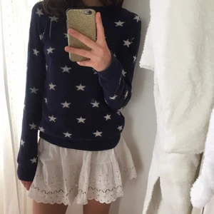 Stjärn tröja  - Super fin tröja som är jätte gosig och mjuk, den är marinblå men vita stjärnor på den! Fint skick. HÖGSTA BUDET ÄR 300kr
