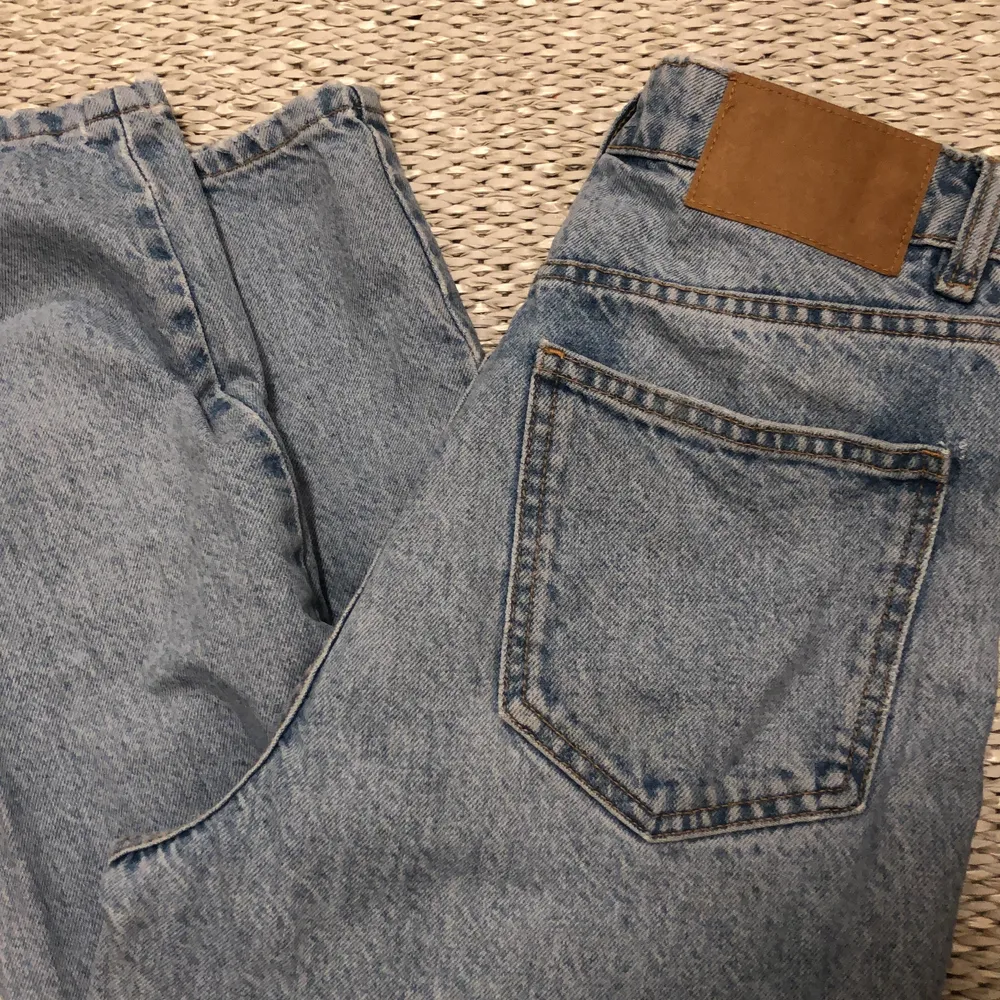 Mom jeans från zara i storlek 36, tyvärr är de för små för mig men de är i väldigt gott skick! . Jeans & Byxor.