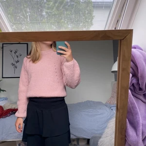 Stickad tröja - En superfin stickad tröja från Gina Tricot. Superfin rosa färg och fina detaljer på tröjan. Väldigt mjuk och skön! 