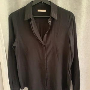 Svart skjorta  - Svart skjorta. Spara använd. Säljs i befintligt skick. 