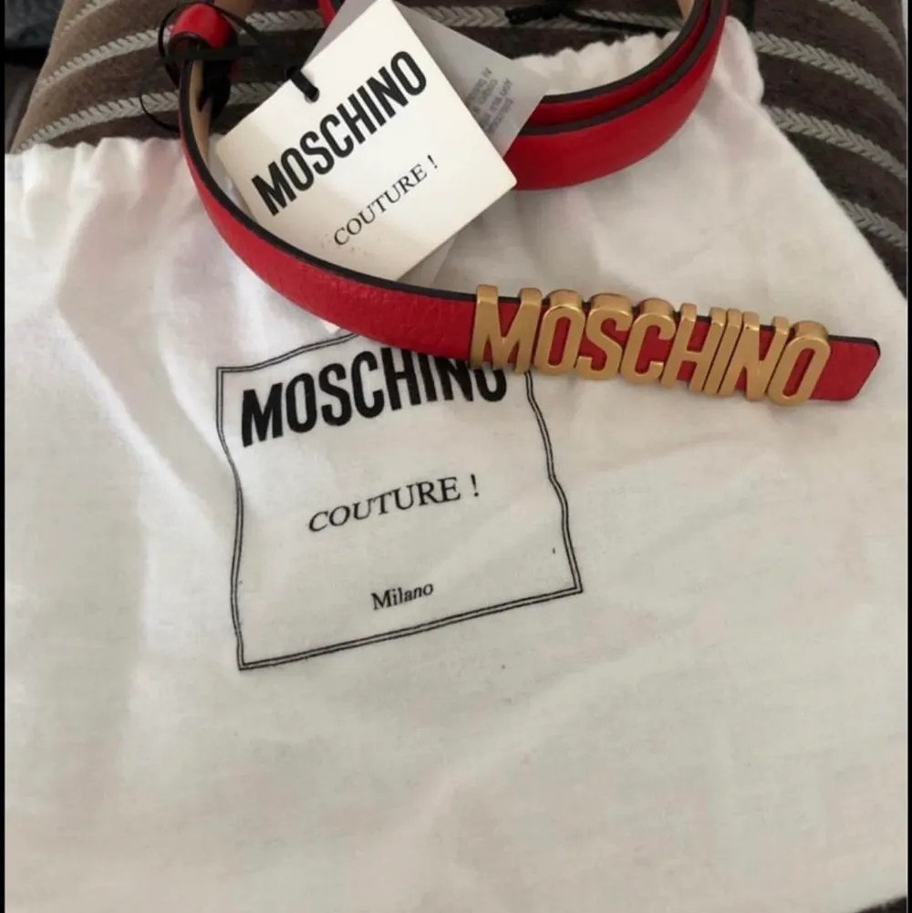 Nytt moschino bälte. Rött läder super snyggt på. Bjuder på frakten . Accessoarer.