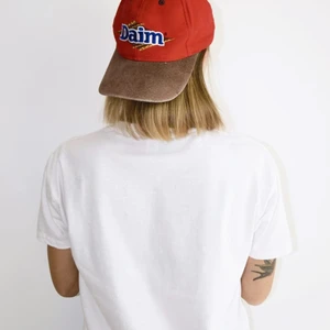 Vintage daim keps! Unik retro 🌿 - Daimkeps! Vintage! 😍 Så himla cool. Skärmen är någon slags fakemocca och den går att ställa in i storlek bak. Mycket fint skick.