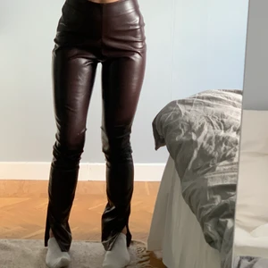 Bruna skinnbyxor med slitt - Säljer ett par bruna skinnbyxor med slitt, knappt använda, säljer pga att dom blivit förstora, skriv till mig i dm💕💕