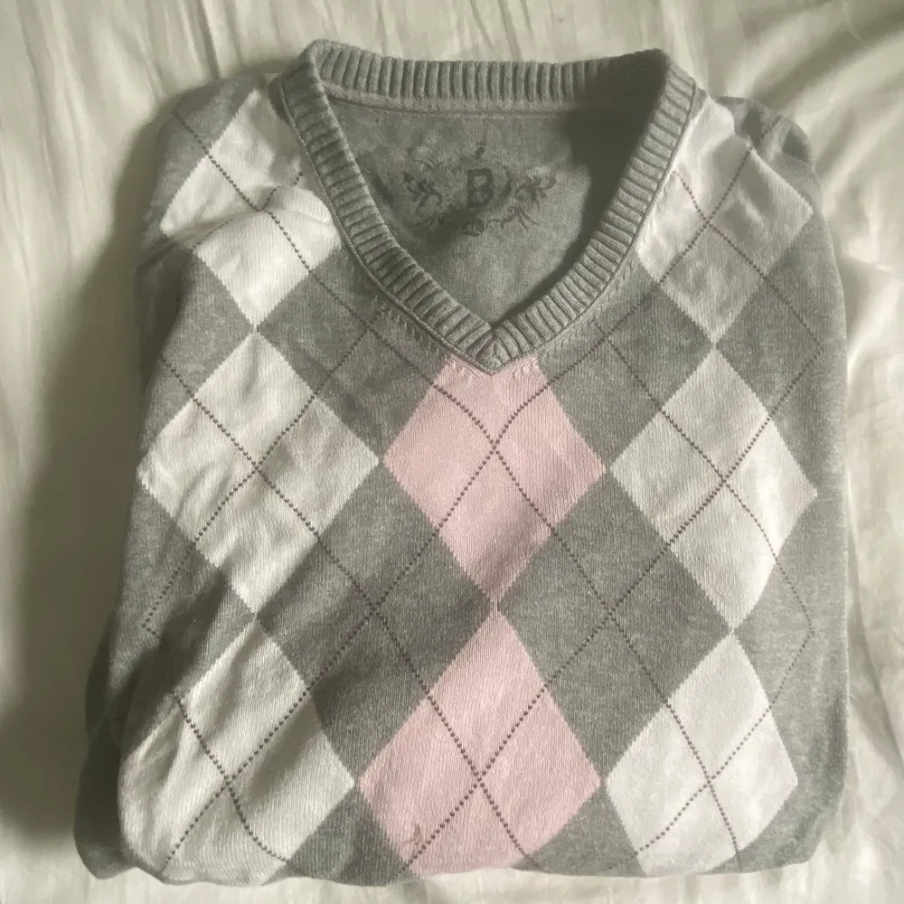 Assnygg grå, vit och rosa tröja köpt second hand✨🤍💋💓  sitter trevligt oversize på mig som normalt är S.. Tröjor & Koftor.