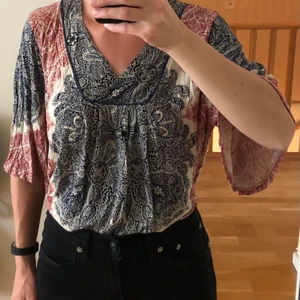 Indiska topp strl S - Topp från indiska i fint, knappt använt skick. Svalt material gör den perfekt för sommarkvällen!