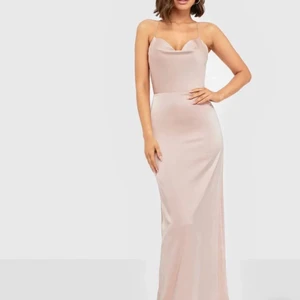 Satinklänning - Jätte fin satinklänning som jag hade på min bal. Alltså bara använd en gång. 💕