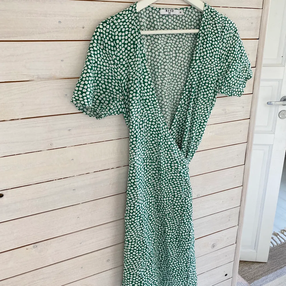 En supersöt klänning som är köpt på Gotland förra sommaren 🤩  knyts omlott och sitter supersnyggt💓💓 köparen står för frakten . Klänningar.