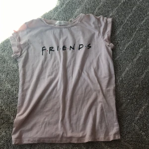 Fridens t-shirt - Säljer denna då den ej kommer till användning länge passar mellan 146-170