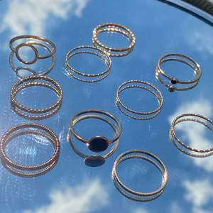 Nya oanvända guldiga ringar från h&m💛15kr/st eller alla (11st) för 149kr💛Nya och oanvända! Finns i olika storlekar!💛Pris kan diskuteras 