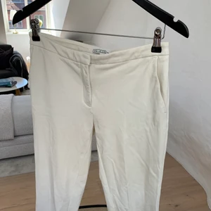 Kostymbyxor i mjukistyg - Kostymbyxor i mjukistyg från Dagmar. Äggvit färg. Supersköna. Nypris 1000 kronor. Sitter fint på benen! Använda men i jättefint skick. 