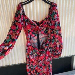 Klänning SHEIN  - Sjukt fin klänning som jag köpt från SHEIN förra året. Använd endast en gång så den är helt som ny!! Säljer pga att den har blivit för stor… tunt och luftigt material!