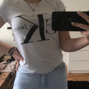 Calvin klein  - Lite sliten i texten har använt två gånger i tvättat den tre gånger ungefär 