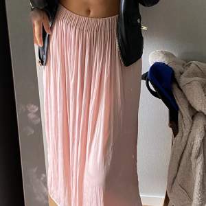 En lång kjol från gina tricot, skit skön, jätte stretchig, skönt meterial, två olika tyger en slags silke och ett annat rosa tyg över, sitter skönt i midjan!!🤜🏼🤜🏼