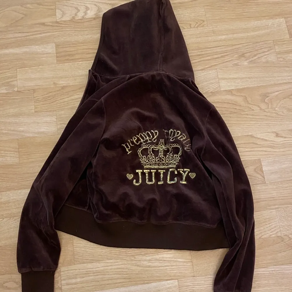 Brun juicy couture i storlek XS, trasig dragkedja.. Hoodies.