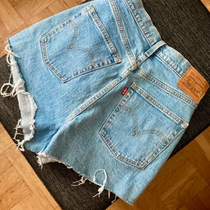 Jeansshorts från Levis  - Jeansshorts från Levis, använda endast en gång. Knäppning fram. Storlek 30, små i storleken då jag vanligen är 28. 1% stretch. Modell ”ribbcage”