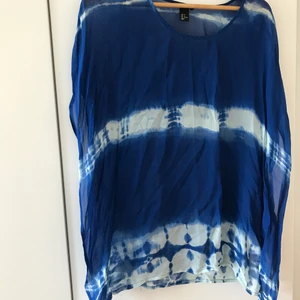 NY sommartopp - Helt ny sommartopp i en jättefin somrig mönster/färg Söm mellan armar resten av tröjan som separerar och låter armarna komma ut i en fin ’flow’ Framhäver figuren 🔥 Passar XS/ storlek 34 See through 🔥 HELT NY  *Stylingtips - PERFEKT till stranden, över bikini  Kan skickas mot frakt, fraktpriset står i nästa steg 📦  Alla betalningar sker tryggt via Swish. 🤝  Inga returer, plagget säljs i befintlig skick enligt bild och beskrivning. ❌