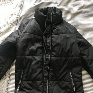 Svart yllejackan - En svart yllejackan som kan använda både på vintern och hösten! Använd Max 10 gånger och slutar för mig som är XS/S vid höfterna❤️ frakt tillkommer