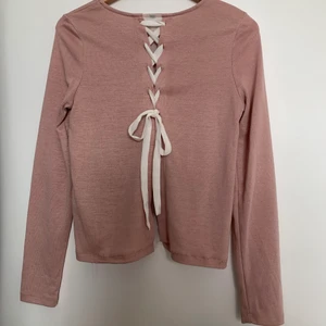 Tunnare tröja  - En rosa tunn sommartröja med fin knytning i ryggen , tyvärr  har den en liten fläck på sig. Annars fräsch, söt & prydlig 😚