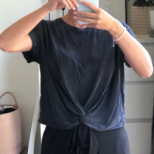 Topp från Lindex storlek M - Jättefin topp med detalj på magen, köpt på Lindex storlek M. Sällan använd och den är gjord av ett jätteskönt material. 