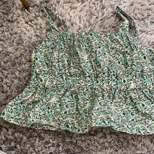 En sjukt snygg tröja från Zara använd 3 gånger  - En tröja men volang och grön med blommor 