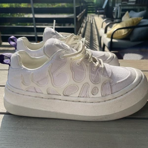  Eytys Sonic tumbled i vit💗 - Intressekoll på mina eytys sonic tumbled som jag köpte för cirka ett år sedan. Som man ser på bilderna har jag knappt använt dom då jag har ett par likadana i en annan färg. Säljer endast vid rätt pris men det kan såklart diskuteras💗💗 Nypris: 2400kr