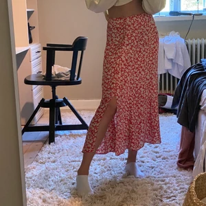 Satin kjol - Satin kjol från zara som endast är använd en gång. Säljer pga att jag inte har fått så mkt användning för den. Köparen står för frakten.