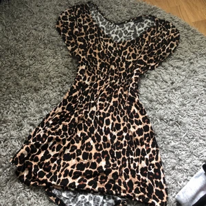 🌸 Leopard 🌸 - Jättefin klänning men tyvärr för stor för mig. Endast testad. 50kr. 