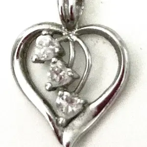 Silverberlock, hjärta med Zubic cirkonia stenar . Mått 1,8*1,8 cm . Köpt på guldfynd , nypris 230kr. 