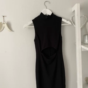 Svart klänning från nelly - Svart klänning från Nelly med urskärning vid magen (under brösten och ovanför naveln) storlek XS