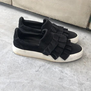 Skor  - Andvänder inte längre , inte slitna alls ba lite smutsiga på sulan vet ej vart jag köpt dem köparen står för frakten 