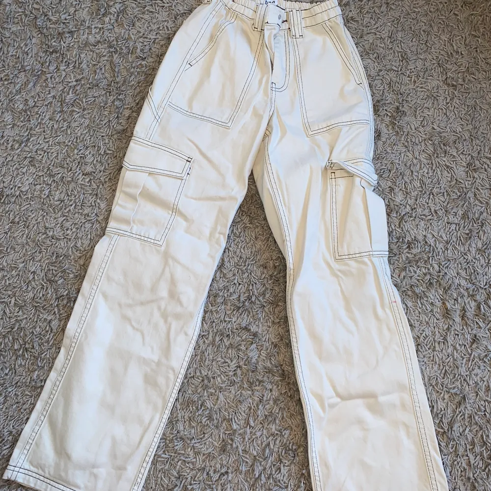 Jättefina vita snickarbyxor till sommaren✨ helt oanvända✨Säljer dem nu då de aldrig kommit till användning. Längden på byxorna är 32 och strl runt midjan 24💞. Jeans & Byxor.