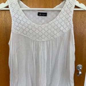 Vit topp  - Söt topp ifrån Chelsea Kungsgatan i stork one size som en S eller en liten M i storleken✨Litet hål på ryggen de bild nr 3 men går enkelt att sy till✨