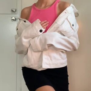 Vit jeansjacka strl M - En vit jeansjacka från Only & Sons i strl M. Den är använd väl men har inte några skador eller permanenta fläckar. Superfin till sommaren! FRAKT tillkommer från 66kr. 