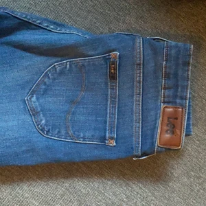Lee jeans  - Jeans Lee storlek 27/31 model scarlet, i nyskick. Skickas mot fraktkostnad 
