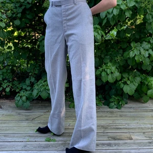 Gråa kostym byxor  - Inte alls mycket använda, lite för stora i midjan för mig annars jätte fina byxor. 