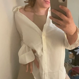 Vit tunn skjorta - Vit tunn skjorta från h&m, aldrig använd bara testad för bild, passar en M