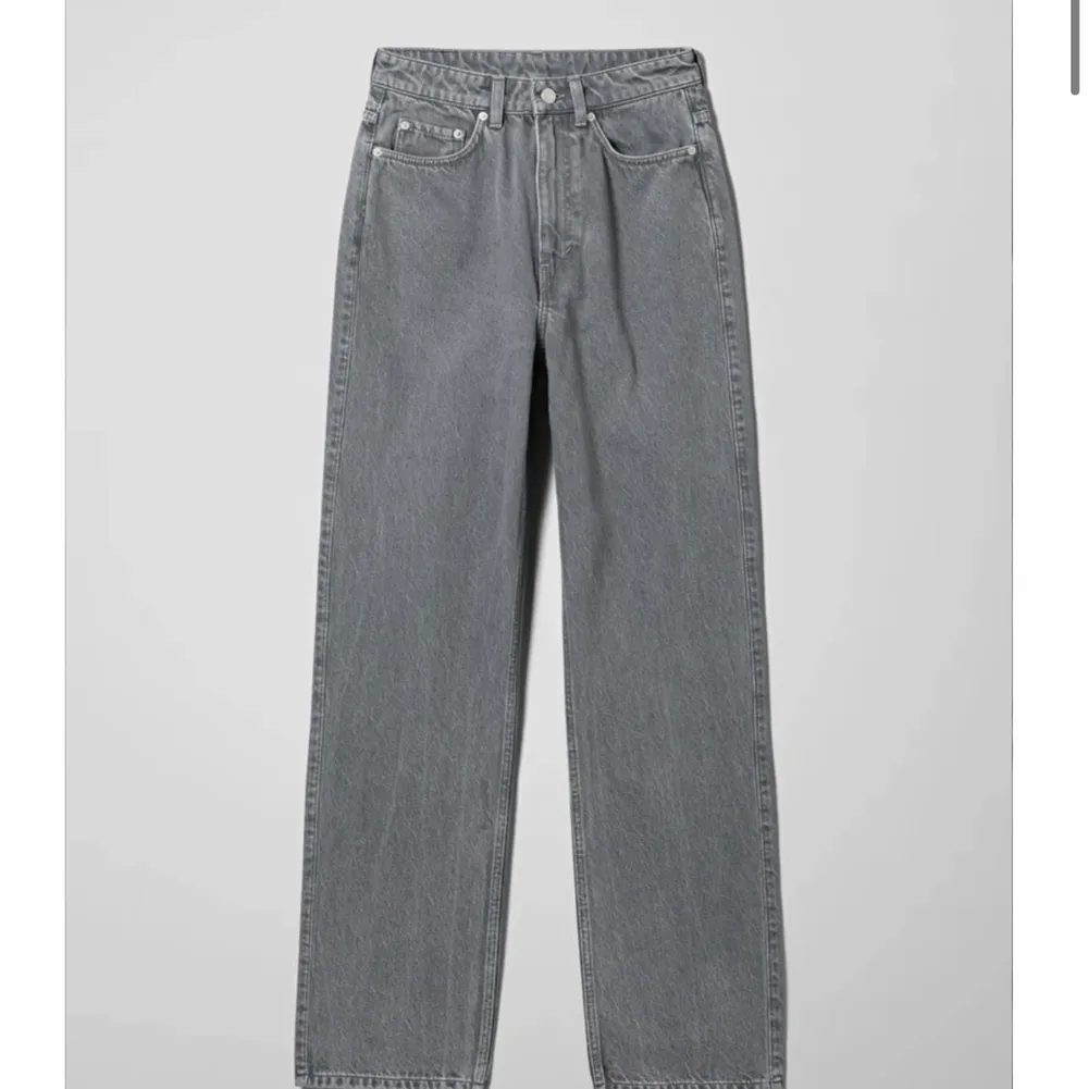 säljer mina gråa weekday jeans i modellen rowe som är helt slutsålda på hemsidan! dem är aldrig använda, endast testade nypris va 500💓hör av dig om du är intresserad. köpare står för frakt men priset kan diskuteras! . Jeans & Byxor.